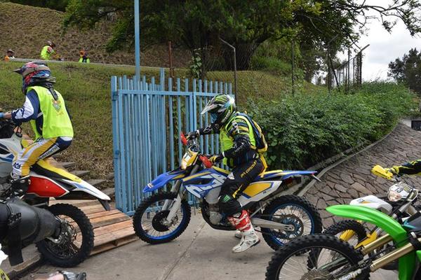 Uno de los competidores pasa sobre las gradas de los alrededores del teatro (Foto Prensa Libre: Facebook/ Esbi González)