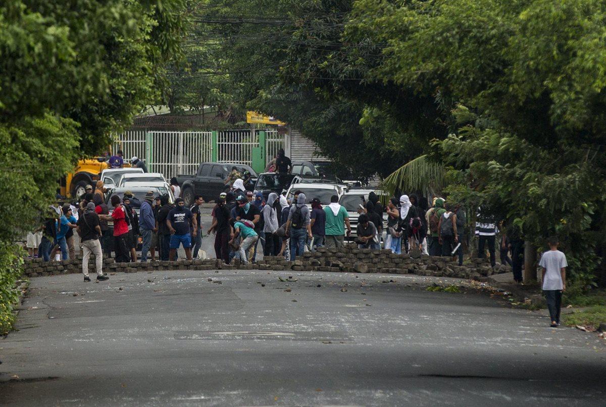 Las protestas con bloqueos de calles no dan tregua en Nicaragua. (Foto Prensa Libre: EFE)