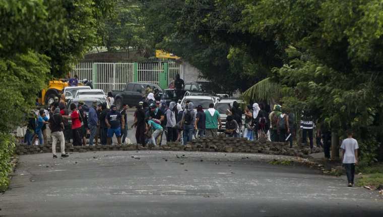 Las protestas con bloqueos de calles no dan tregua en Nicaragua. (Foto Prensa Libre: EFE)