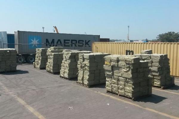 Un mil 12 sacos con cigarros de contrabando fueron hallados en un contendor esta mañana, en Puerto Quetzal, Escuintla. (Foto Prensa Libre: Carlos Enrique Paredes)