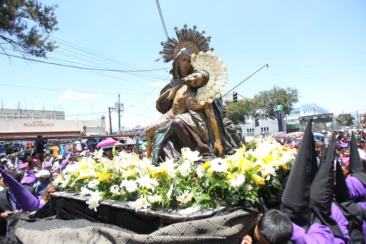 Nuestra Señora de la Piedad tenía 75 años de no salir en procesión. (Foto Prensa Libre: Óscar Rivas)