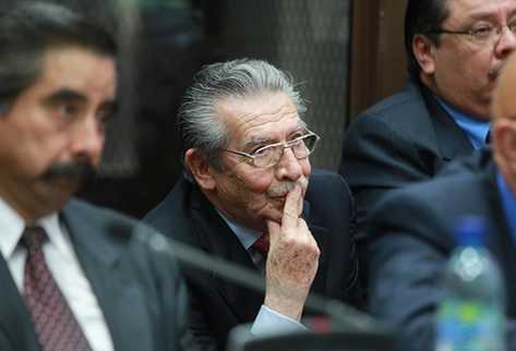 Efraín Ríos Montt escucha la acusación del MP. (Foto Prensa Libre: Estuardo Paredes)
