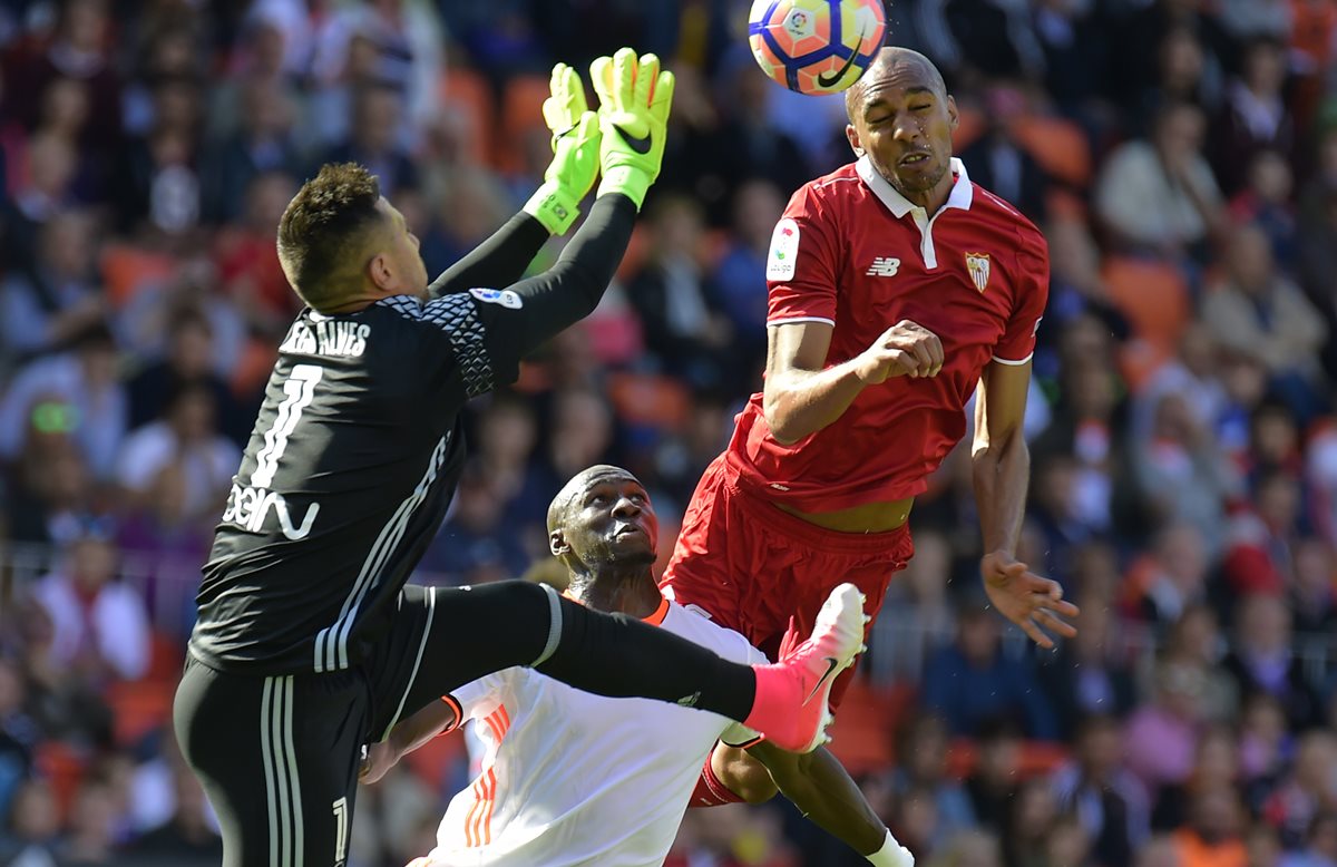El empate contra el Valencia aleja al Sevilla de los primeros tres lugares de la Liga española. (Foto Prensa Libre: AFP).