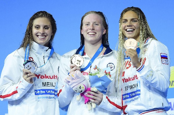 La estadounidense Katie Meili -bronce-, Lilly King -oro- y la rusa Yuliya Efimova.