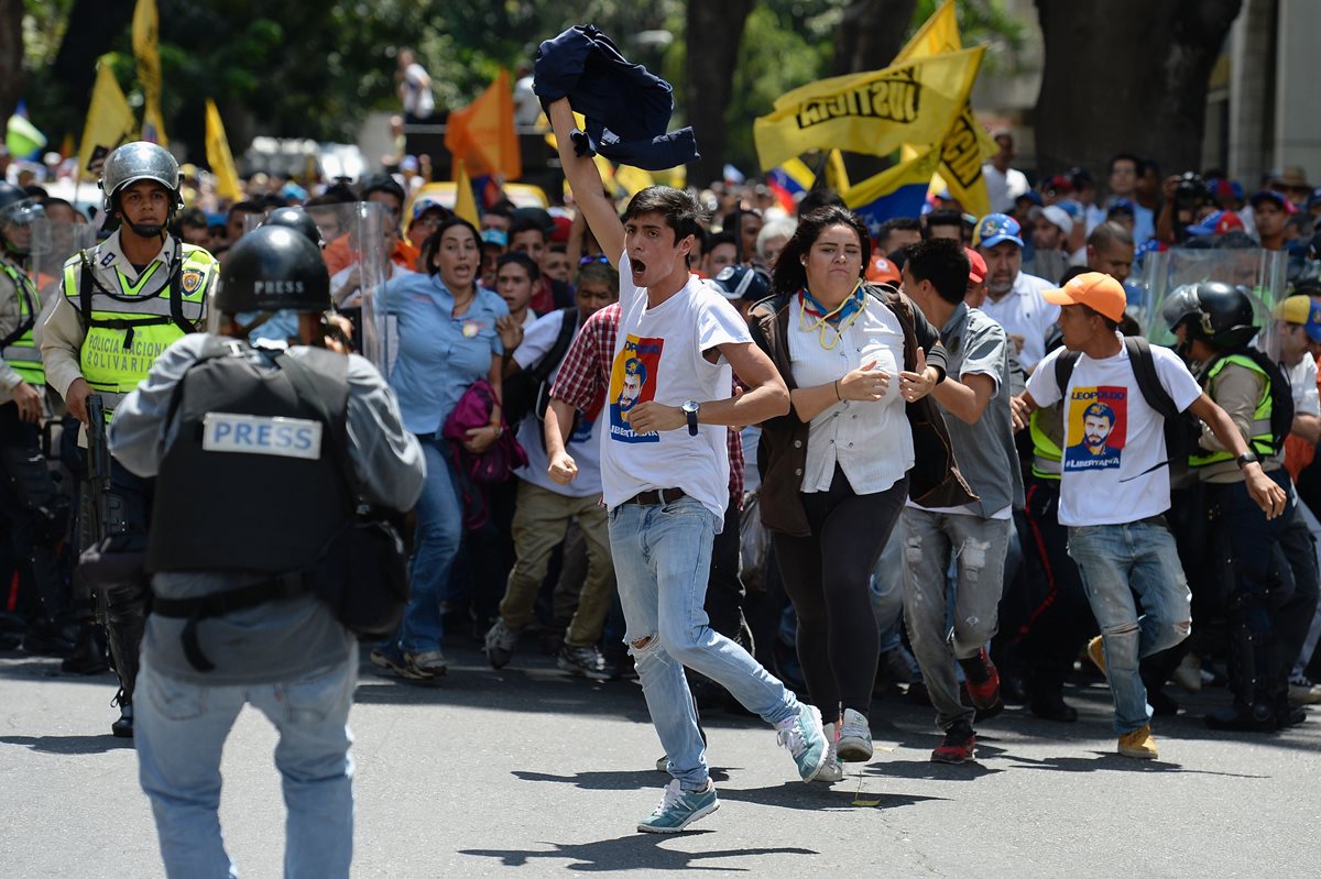 Un manifestante grita consignas en contra de Nicolas Maduro en Caracas. (Foto Prensa Libre: AFP)