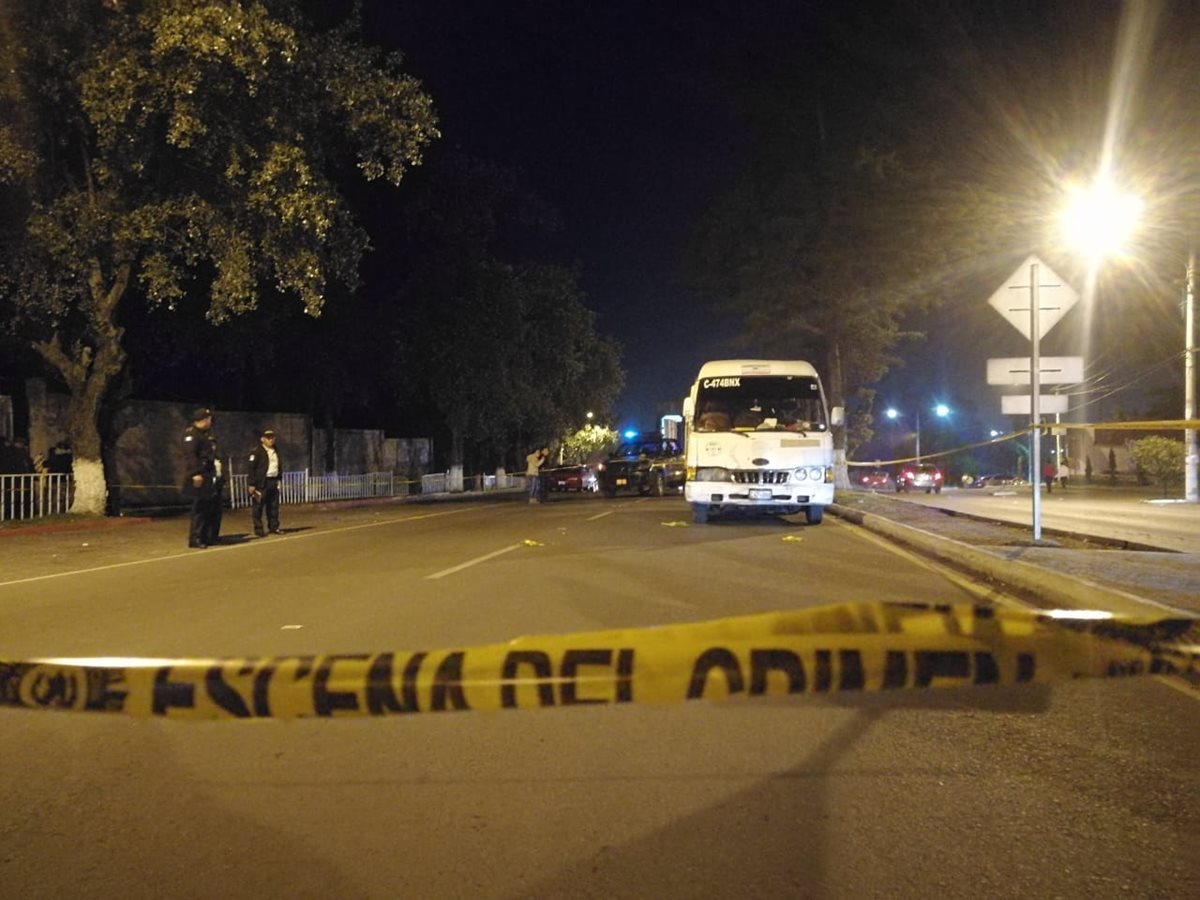 Frente al Cunoc, dos motoristas atacaron al piloto d de un bus de la empresa Santa Fe. (Foto Prensa Libre: Fred Rivera)