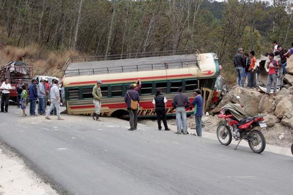 Vecinos de Santa Cruz el Chol, Baja Verapaz observan al autobús que chocó. (Foto Prensa Libre: Carlos Grave)