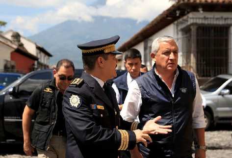 Gerzon Oliva dialoga con  Pérez Molina, en Antigua Guatemala, un día después de denunciar carencias en la policía, ante diputados del Congreso.