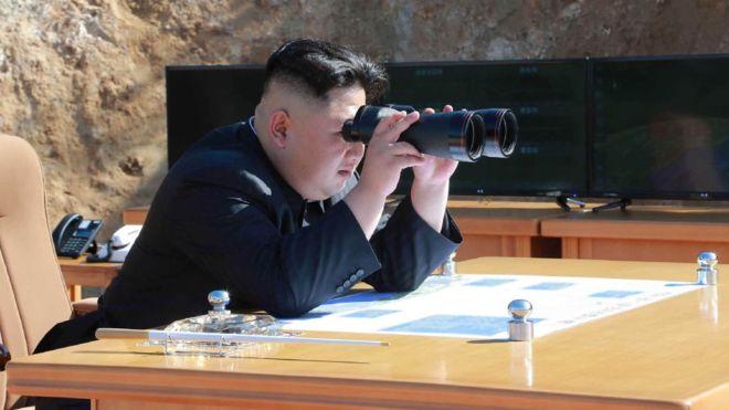 El líder de Corea del Norte, Kim Jong-Un, lleva tiempo amenazando con fabricar misiles balísticos de largo alcance. (Foto Prensa Libre: STR/AFP/Getty Images)