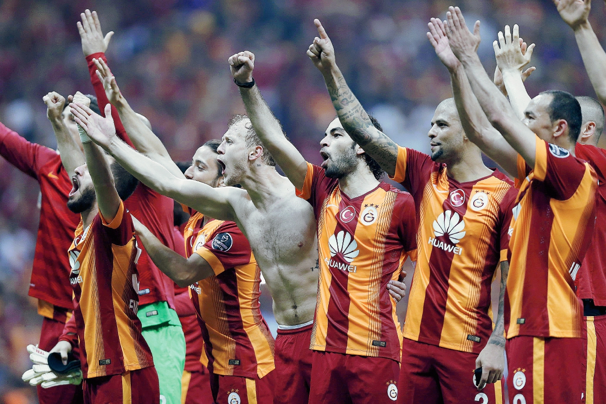 Los futbolista del Galatasaray celebran con su gente la consecución del título. (Foto Prensa Libre: EFE)