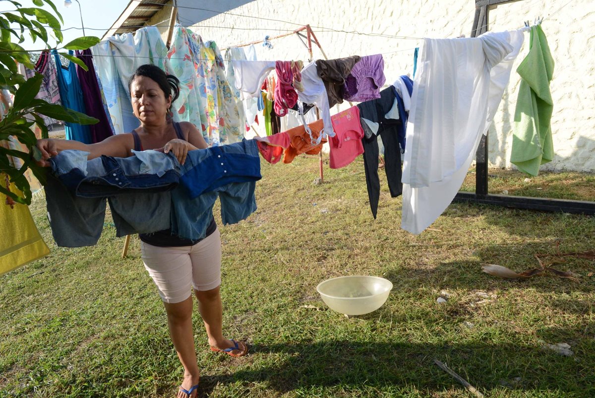 Una inmigrante cubana tiene ropa en una iglesia metodista en Guanacaste, Costa Rica. (Foto Prensa Libre: AFP).