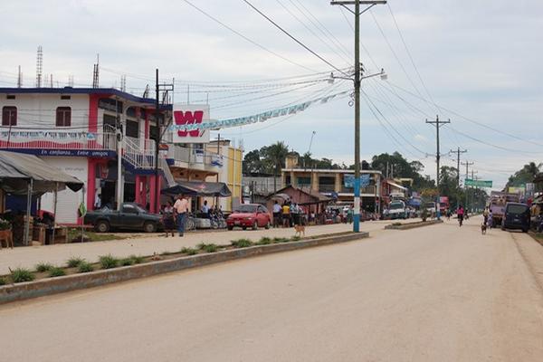 La calzada principal sirve de ingreso a Las Cruces. (Foto Prensa Libre: Rigoberto Escobar)<br _mce_bogus="1"/>