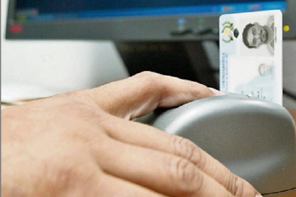 Las huellas dactilares que las personas registran en el DPI son parte de los datos confidenciales. (Foto Prensa Libre: Archivo)