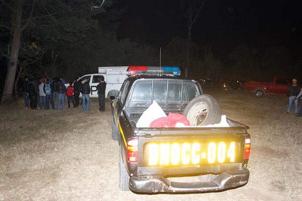 Familiares de la víctima dialogan con fiscales del MP. (Foto Prensa Libre: Víctor Chamalé).