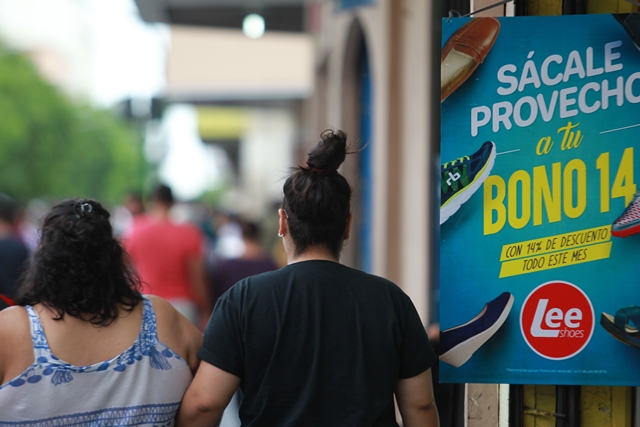 Personas ven ofertas de productos por el bono 14, en el Paseo de la Sexta, zona 1. (Foto Prensa Libre: Hemeroteca PL)