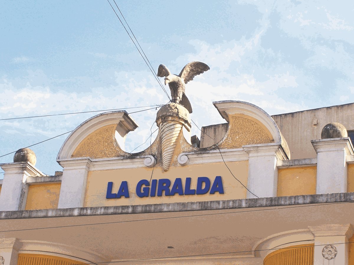 El águila que corona la fachada del almacén La Giralda en la zona 8. (Foto: Hemeroteca PL)