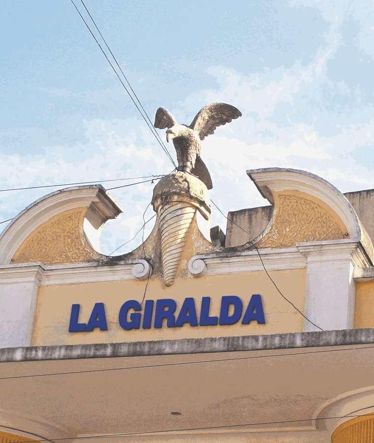 El águila que corona la fachada del almacén La Giralda en la zona 8. (Foto: Hemeroteca PL)