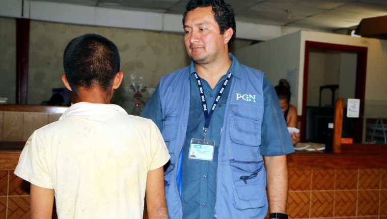 Menor rescatado es resguardado por personal de la PGN en Retalhuleu. (Foto Prensa Libre: Rolando Miranda)