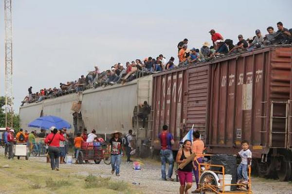 Migrantes centroamericanos suben a los vagones del llamado tren de carga La Bestia, en un intento de llegar a la frontera con Estados Unidos.