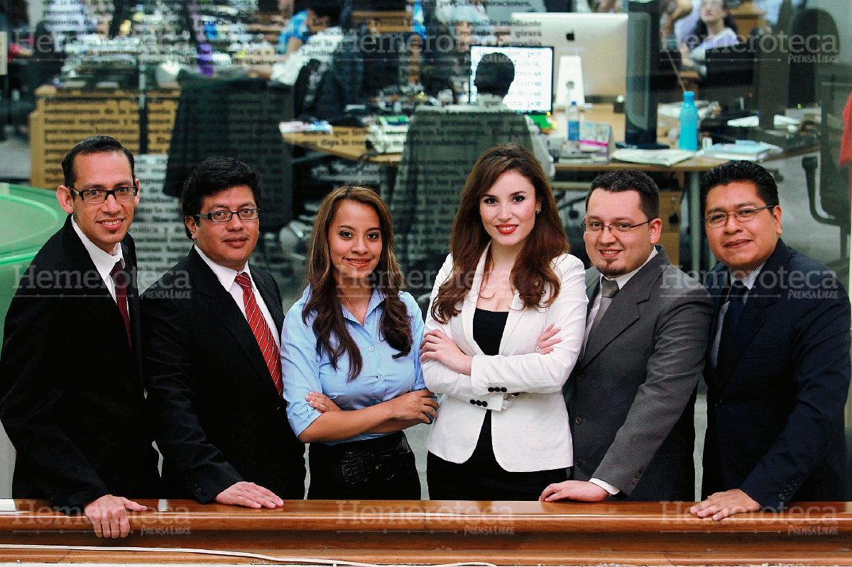 Grupo inicial de presentadores de noticiero Prensa Libre Hoy. De izquierda a derecha: Giovanni Contreras, Mynor Toc, Veronica Gamboa, Marilin Palacios, Luis Alberto Velasquez y Guillermo Ramírez. Foto: Hemeroteca PL