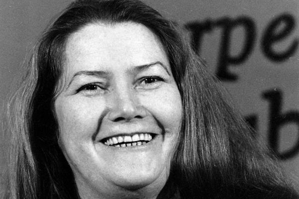 Colleen McCullough durante una conferencia de prensa en Nueva York en 1977. (Foto Prensa Libre: AP)