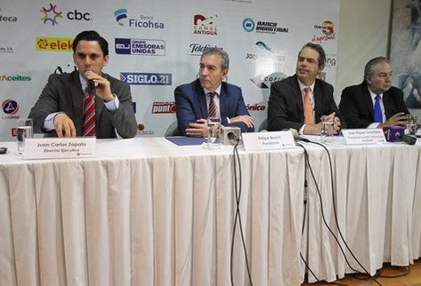El comité organizador anuncia el Encuentro Nacional de Empresarios, que se llevará a cabo el 9 de octubre próximo en el hotel Camino Real. (Foto Prensa Libre: Esbin García)