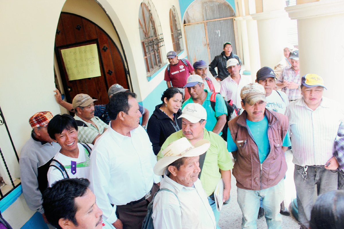 Trabajadores de  la comuna de El Tejar, Chimaltenango, protestan por impago de salarios. (Foto Prensa Libre: Víctor Chamalé)