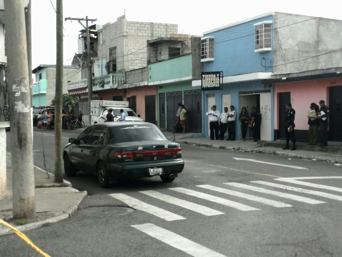 Debora Esther Iboy de la Cruz murió dentro del vehículo luego de ser atacada a balazos. (Foto Prensa Libre: Cortesía Bomberos Municipales)
