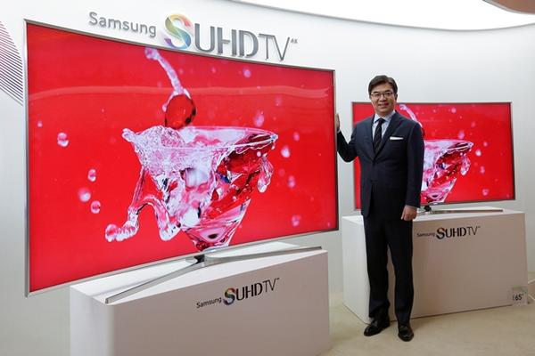 Un ejecutivo muestra un televisor Samsung SUHD 4K en Seúl, Corea del Sur. (Foto Prensa Libre: AP)