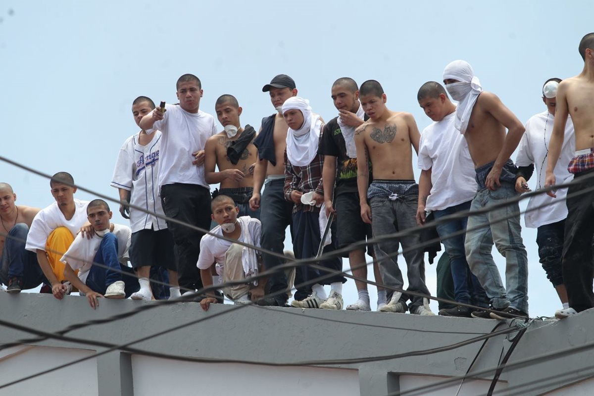 Menores que se amotinaron en Las Gaviotas lanzaron envases a la Policía antes de ser reducidos al orden y llevados a Tribunales. (Foto Prensa Libre: Paulo Raquec).