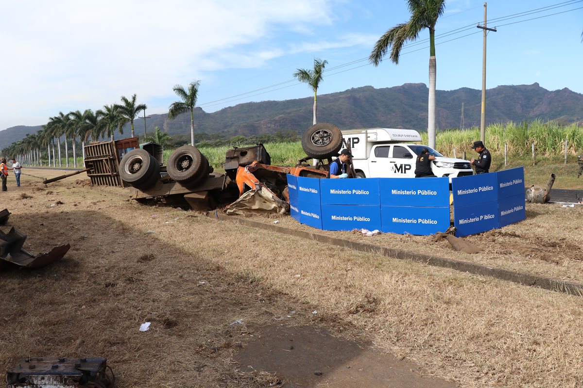 El Ministerio Público trabaja en el lugar del accidente, donde murió el piloto del camión. (Foto Prensa Libre: Enrique Paredes)