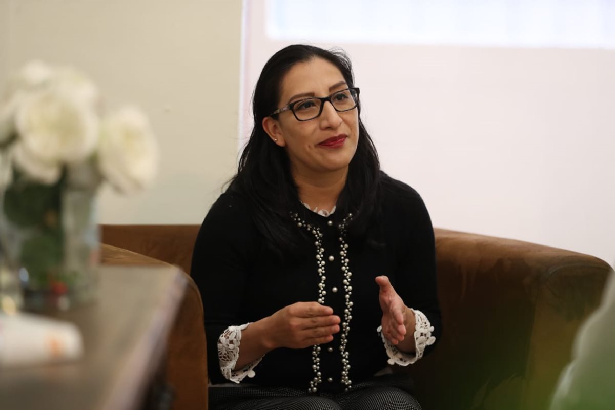 Vilma del Rosario Xicará es una de las seis que integra la lista de profesionales para dirigir la Contraloría General de Cuentas. Explicó sus proyectos de ser electa Contralora. (Foto Prensa Libre: Carlos Hernández Ovalle)