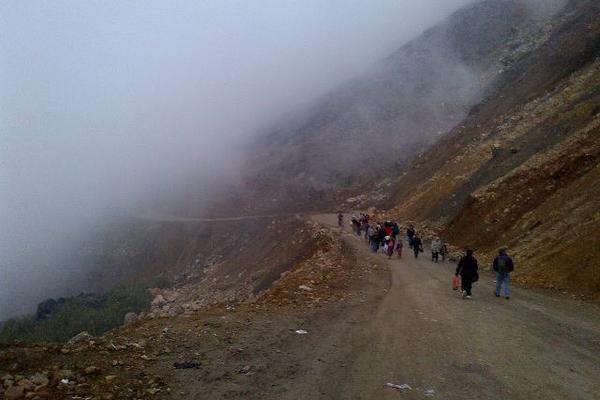 Pobladores que transitan por el Cerro Los Chorros tuvieron que caminar, debido a que manifestantes bloquearon el paso a vehículos. (Foto Prensa Libre: Eduardo Sam Chun)<br _mce_bogus="1"/>