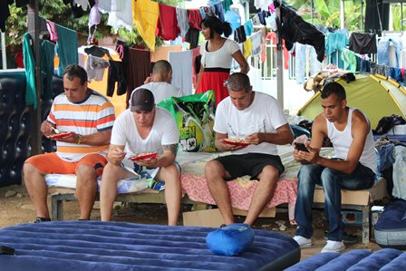 Cientos de cubanos se encuentran varados en la frontera entre Costa Rica y Panamá. (Foto Prensa Libre: EFE)