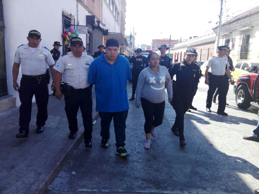 Los supuestos extorsionistas al momento de ser trasladados a Tribunales. (Foto Prensa Libre: PNC).