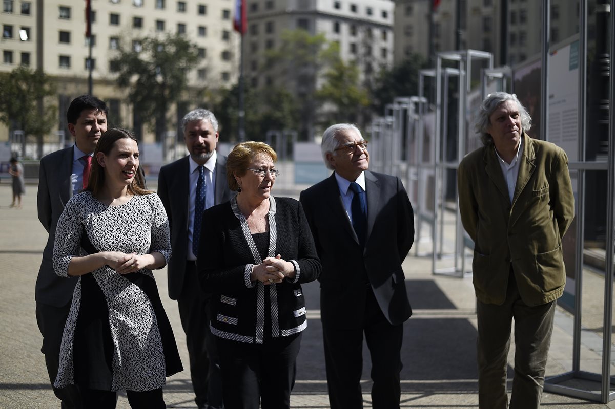 La presidenta de Chile, Michel Bachelet (segunda a la izquierda), encabeza actos de conmemoración del golpe de Estado. (Foto Prensa Libre: AFP)