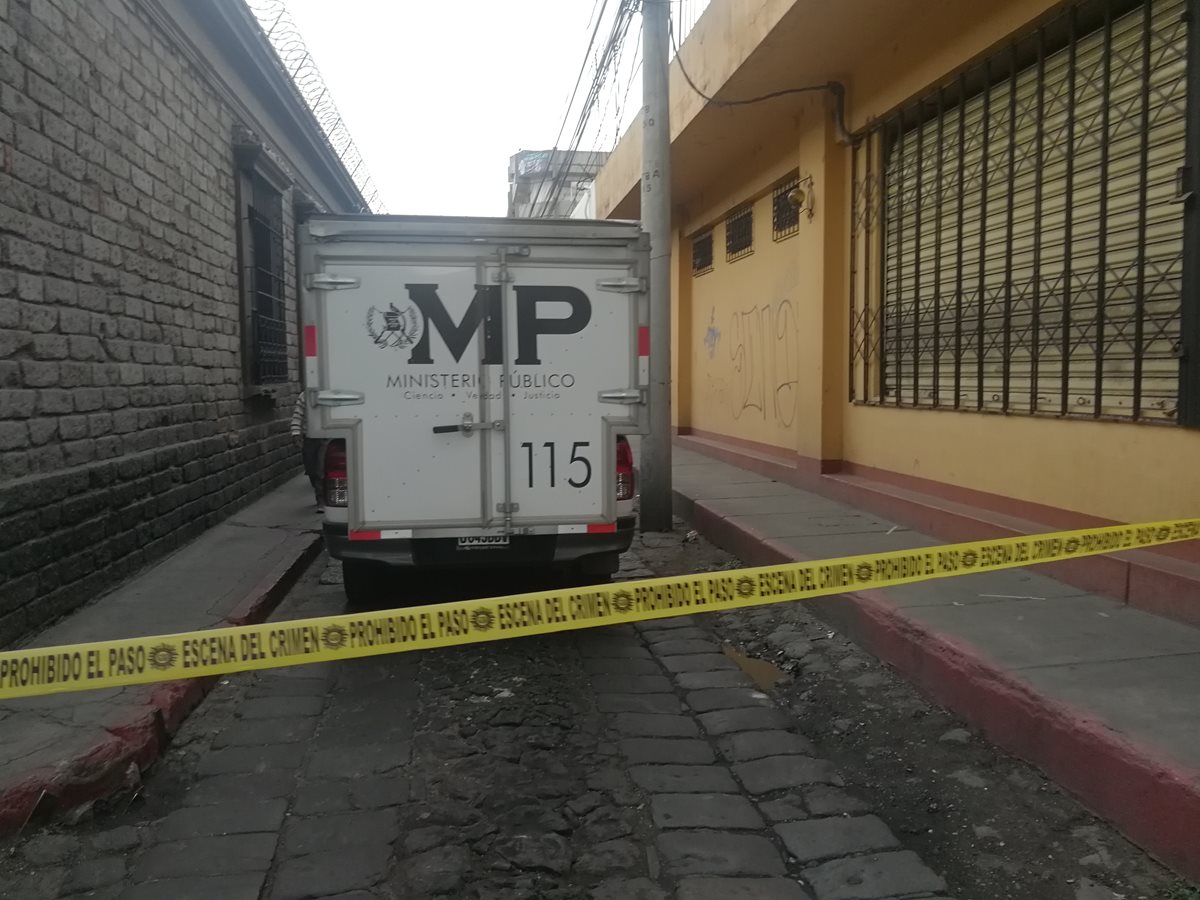 Autoridades investigan en el sector donde se ubica la cooperativa que fue objeto de robo en Quetzaltenango. (Foto Prensa Libre: Fred Rivera).