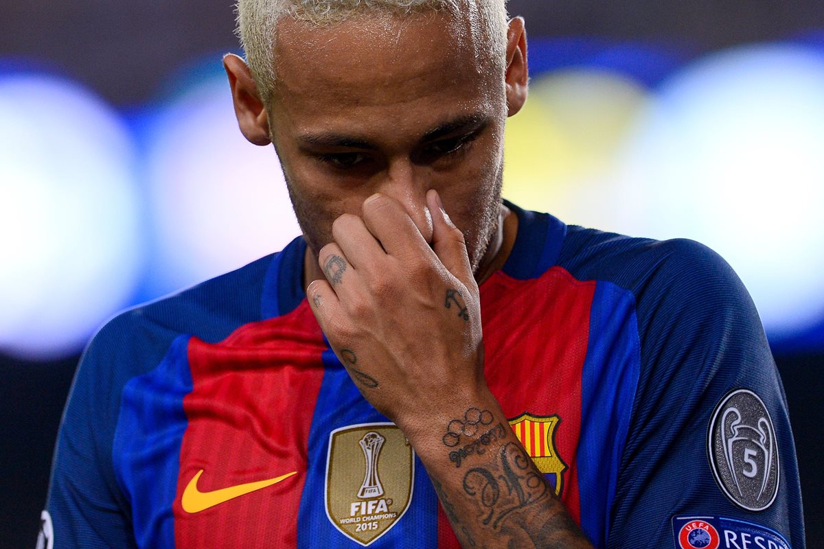 Neymar y el Barcelona han sido perseguidos judicialmente por un polémico contrato millonario. (Foto Prensa Libre: AFP)