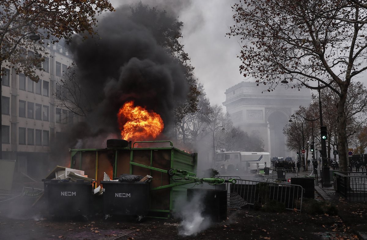 Barricada arde en llamas cerca del Arco del Triunfo. (Foto Prensa Libre: EFE)