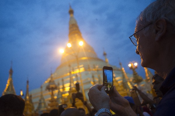Claudio Ranieri, técnico del Leicester, en su visita a Shwedagon Pagoda. (Foto Prensa Libre: AFP)