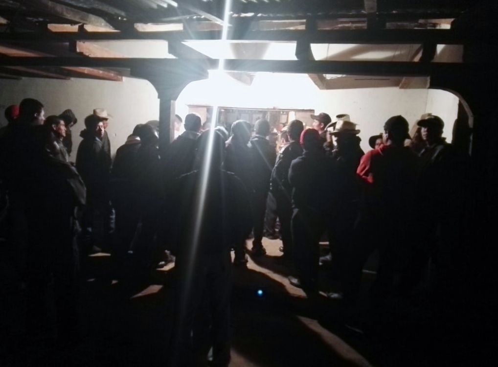 Pobladores retienen a un hombre señalado de haber atacado a una menor en Sacapulas, Quiché. (Foto Prensa Libre: Óscar Figueroa)