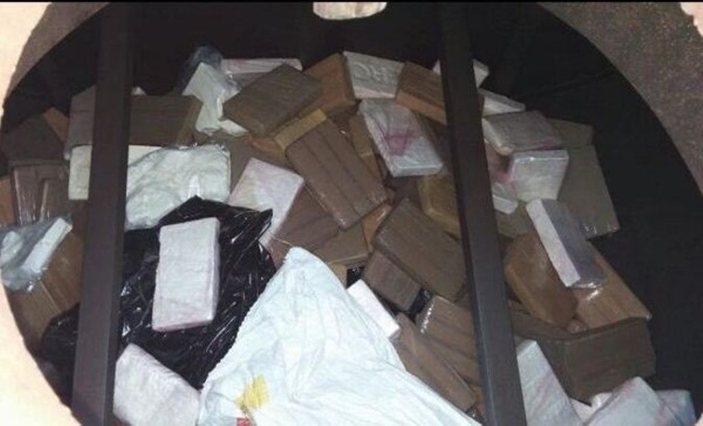 Parte de los paquetes con posible droga localizados en el automotor, en Escuintla. (Foto Prensa Libre: @mingobguate).