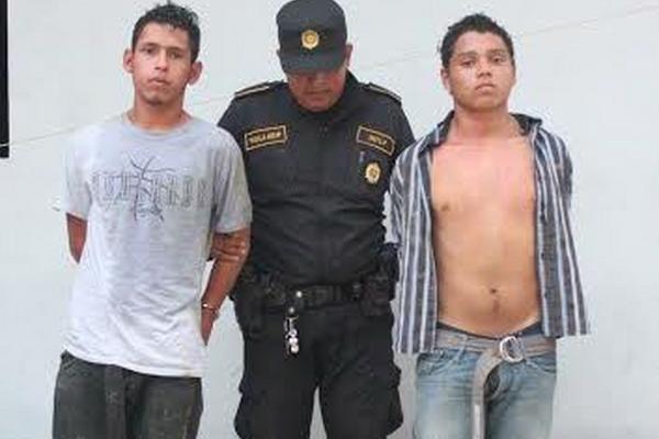Los detenidos son acusados por pobladores de instalar un puesto de asalto y al momento de su captura viajar en una motocicleta robada (Foto Prensa Libre: Rigoberto Escobar)<br _mce_bogus="1"/>