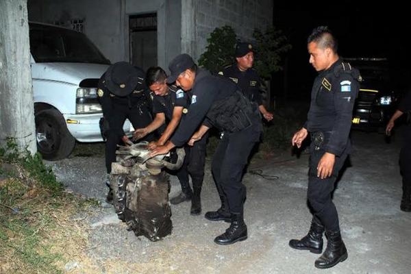 Policías localizan piezas de vehículos robados en un predio clandestino en la zona 4 de Retalhuleu. (Foto Prensa Libre: Rolando Miranda)