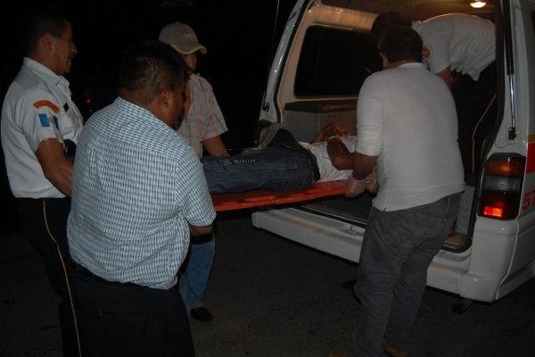 Socorristas trasladan al piloto herido José Mario Andrade a un centro asistencial de Coatepeque. (Foto Prensa Libre: Alexander Coyoy)