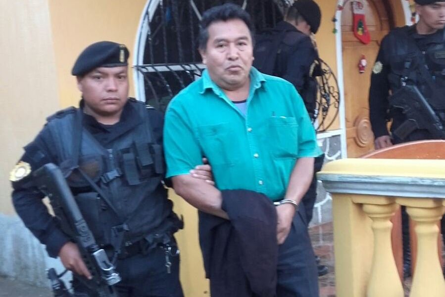 Mauricio Acabal Guzmán, exconcejal segundo de El Palmar, Quetzaltenango, es capturado por supuestos actos anómalos. (Foto Prensa Libre: PNC)