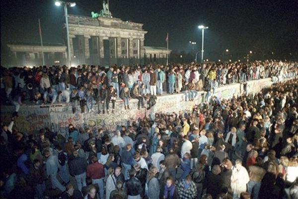 Imagen de ciudadanos de ambos lados de Berlín subidos en el Muro que durante 28 años había simbolizado al mundo bipolar. (Foto Prensa Libre: DPA)