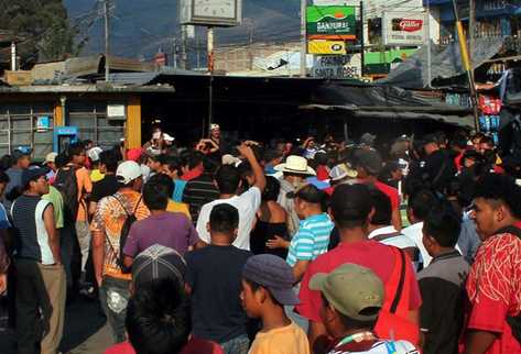 Turba intentó retener al alcalde jalapaneco, Elmer Guerra por descontento por el traslado del la terminal de buses. (Foto Prensa Libre: Hugo Oliva)