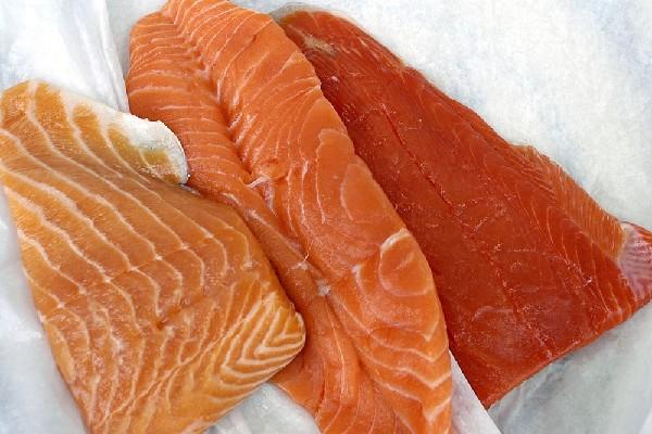 comer pescado aporta ácidos grasos omega 3 al organismo.