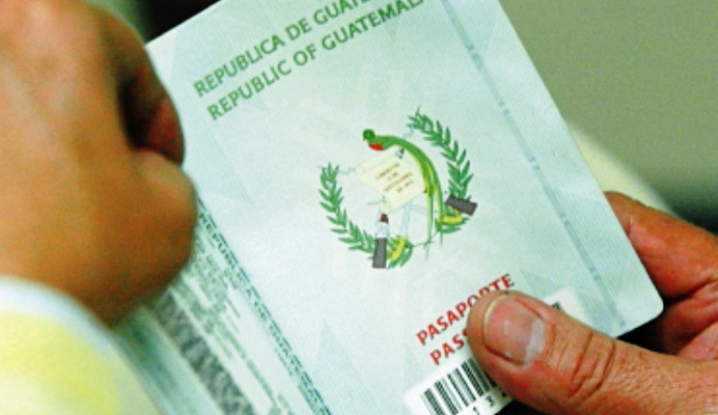Según informaron las autoridades de Migración, en la actualidad hay unas 52 mil cartillas de pasaporte. (Foto Prensa Libre: Hemeroteca PL)